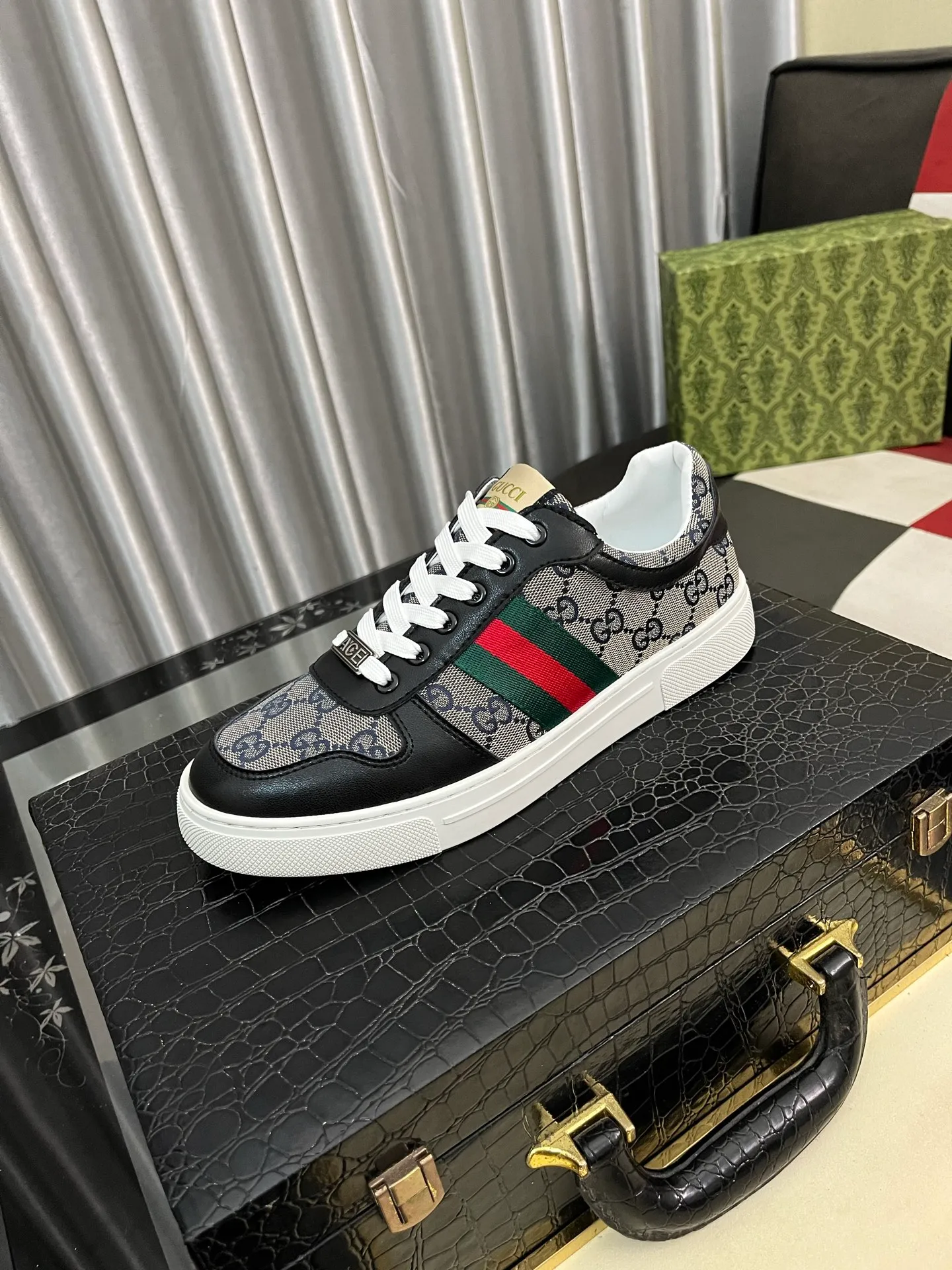 Men's Men's Shoes💰440⌚️⌚️【GUCCI】Gucci men's latest white shoe series casual shoes! The official website is built 1:1. Upper: Made of imported cowhide, with electric embroidery ➕Inner lining: Made of high-quality first-layer pigskin, soft and comfortable. Picky material selection and exquisite workmanship give you the best enjoyment. Size: 38-44 yards, 3️⃣ colors available.